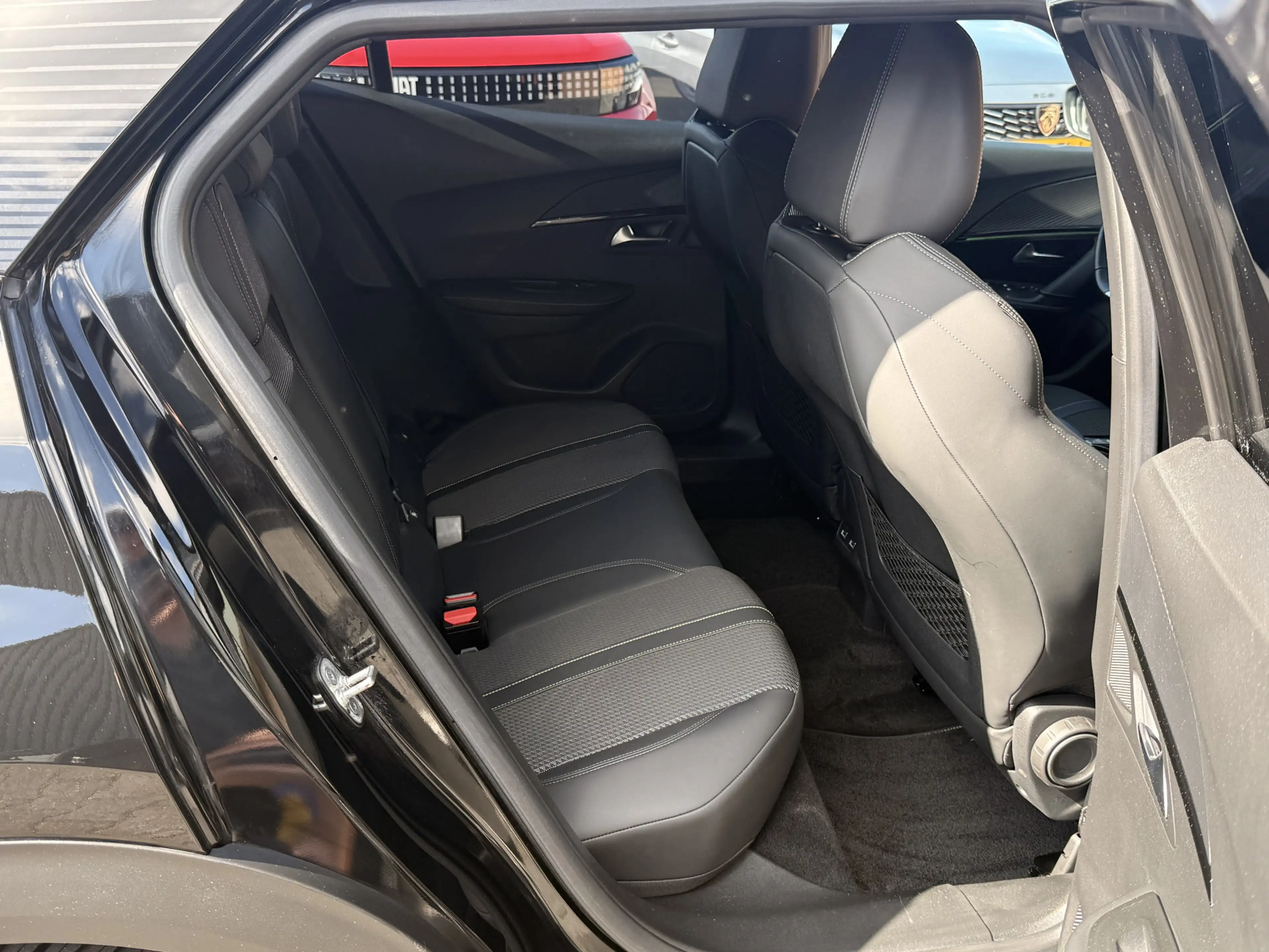 Peugeot e-2008 EV GT 50 kWh Camera / Cruise / 3-Fase / Carplay — photo 35