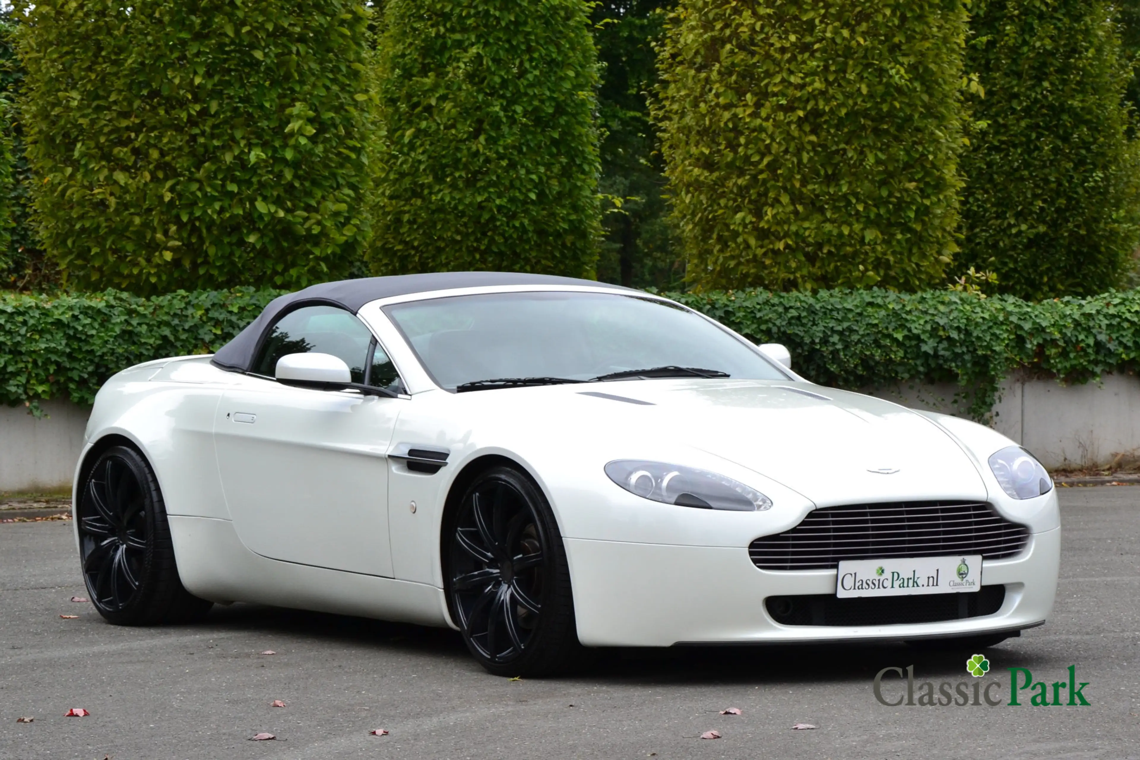 Aston Martin Vantage V8 Roadster — photo 8