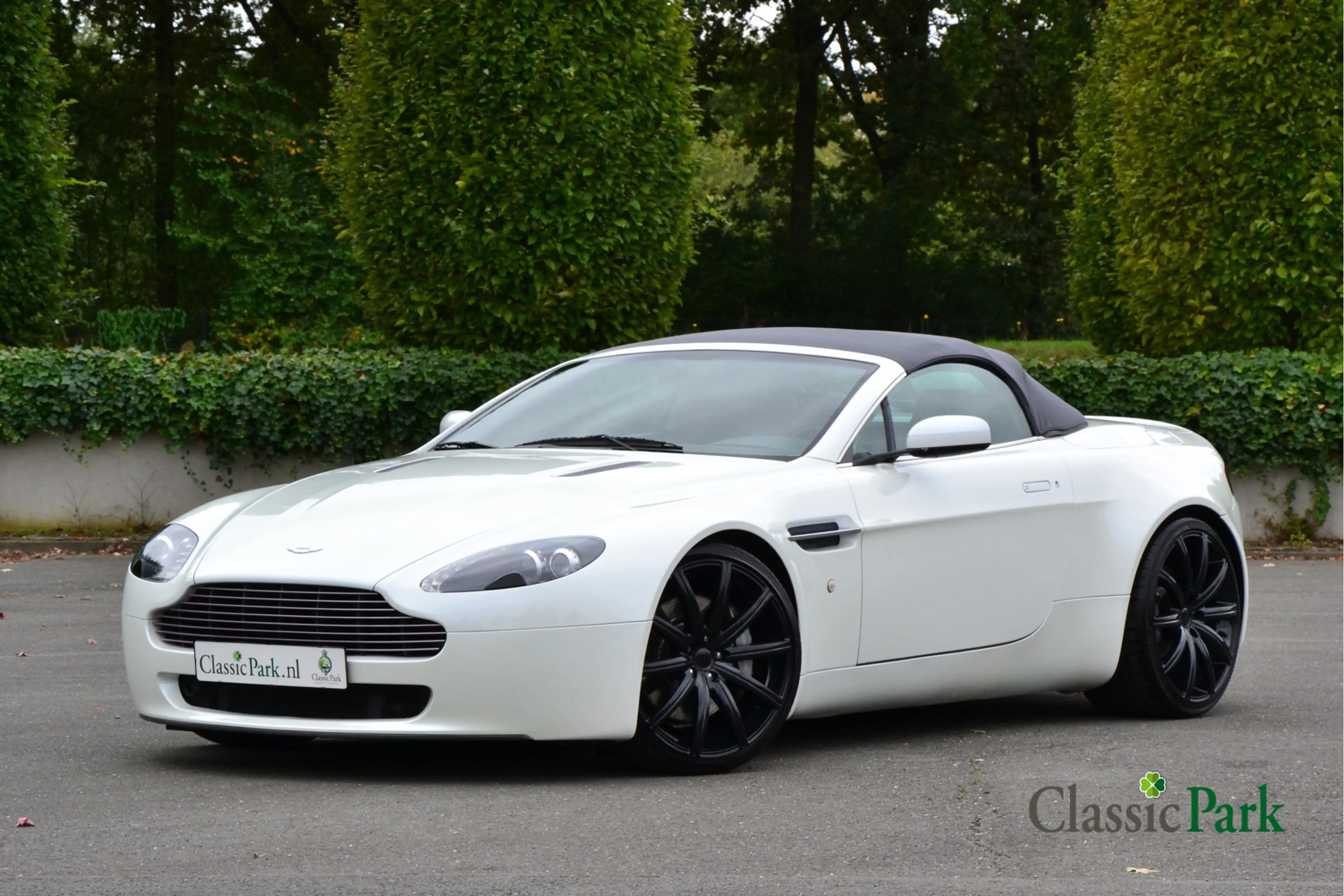 Aston Martin Vantage V8 Roadster — photo 5