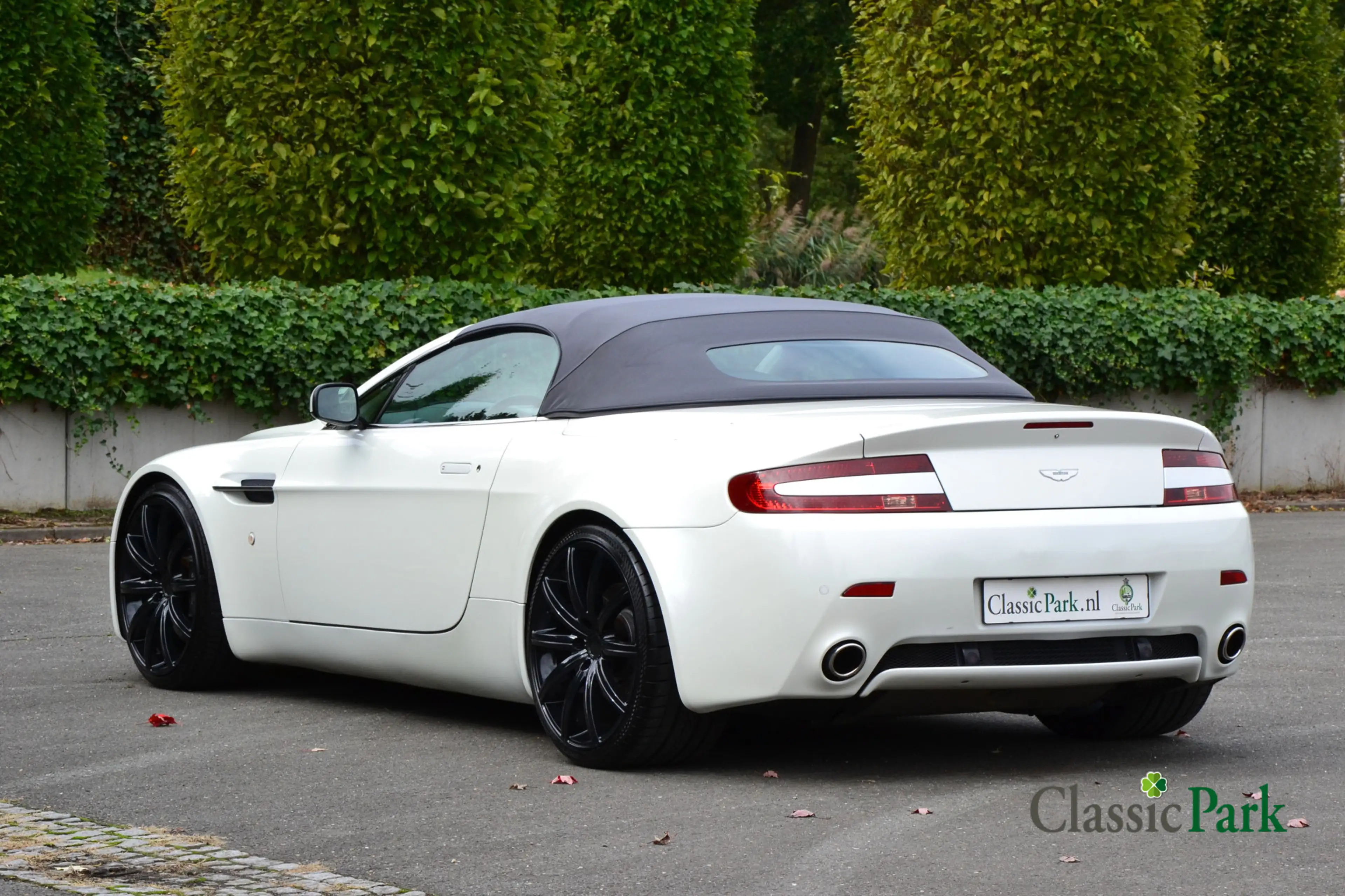 Aston Martin Vantage V8 Roadster — photo 7