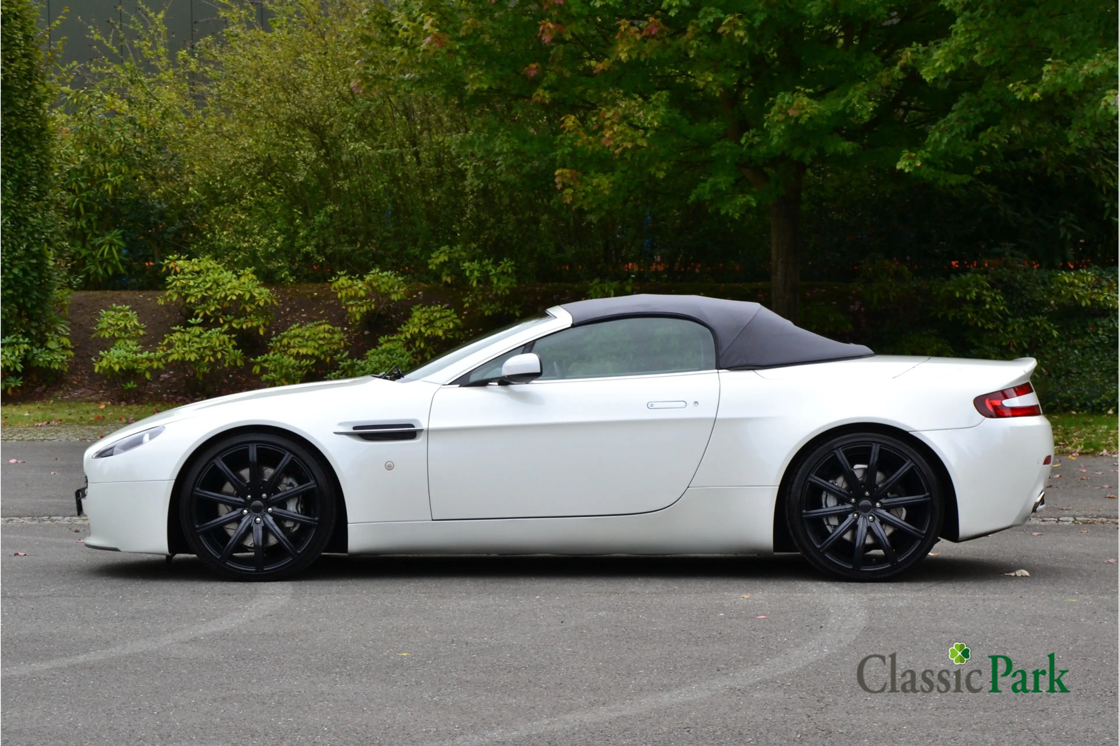 Aston Martin Vantage V8 Roadster — photo 6