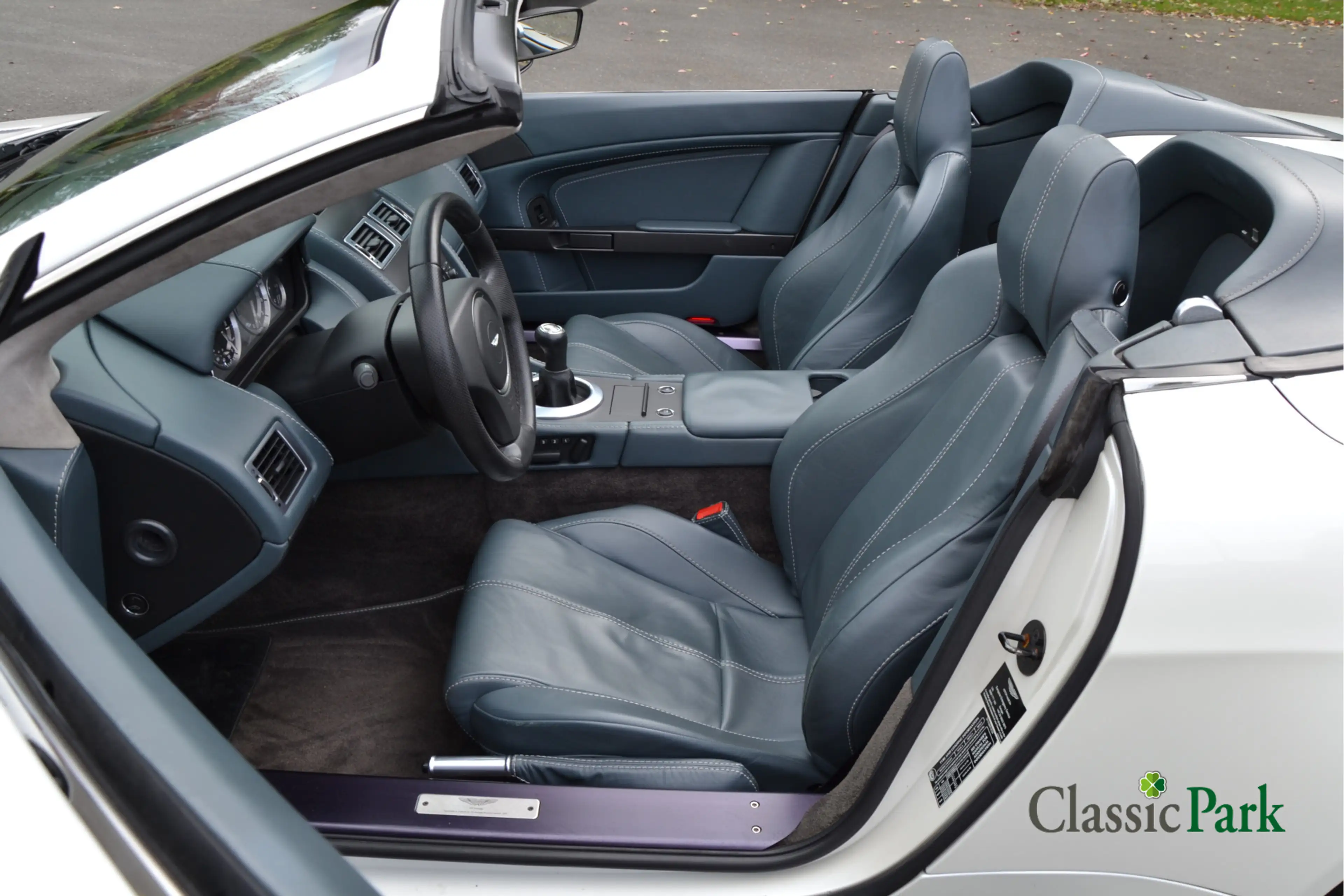 Aston Martin Vantage V8 Roadster — photo 10