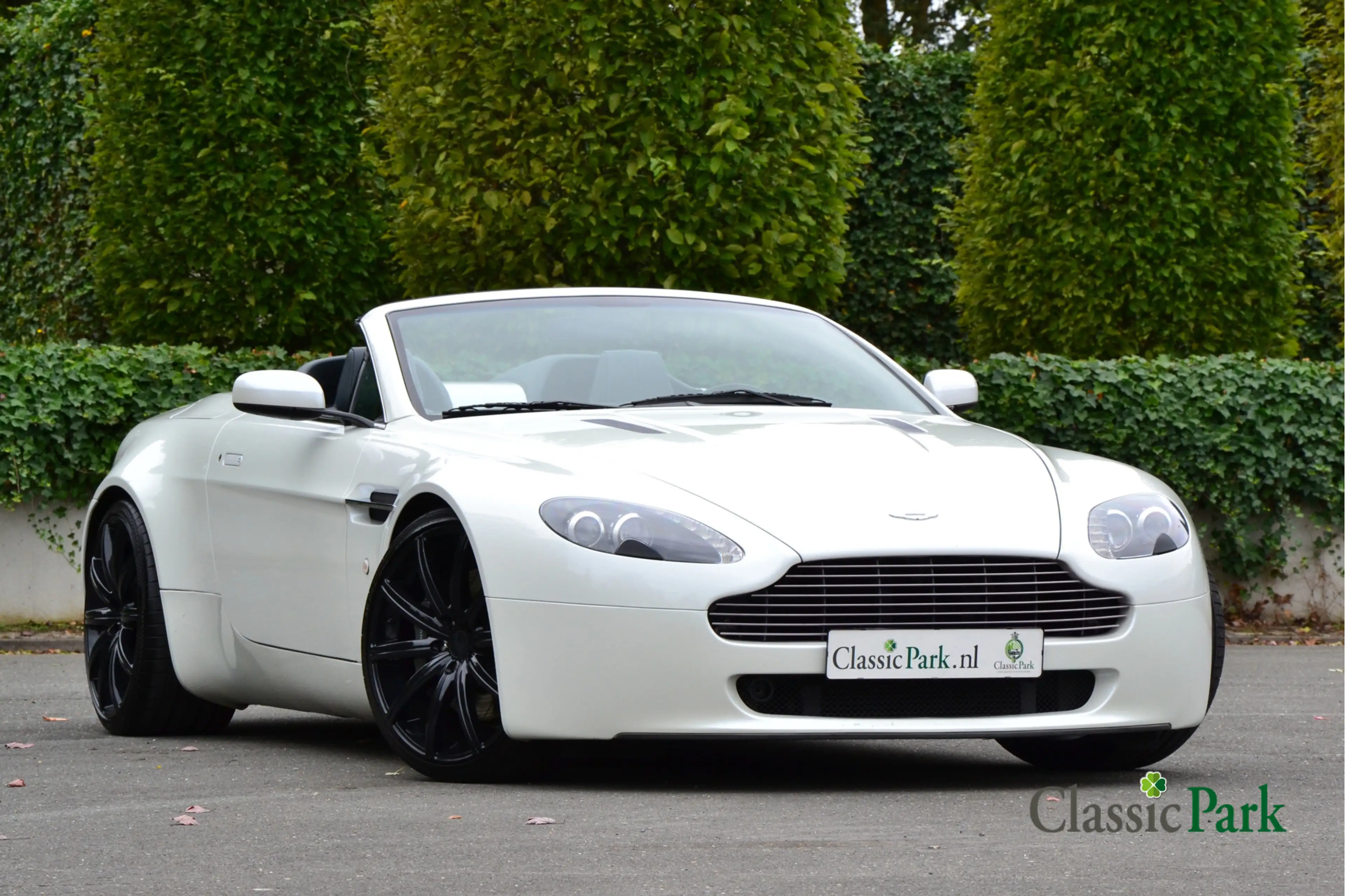 Aston Martin Vantage V8 Roadster — photo 4