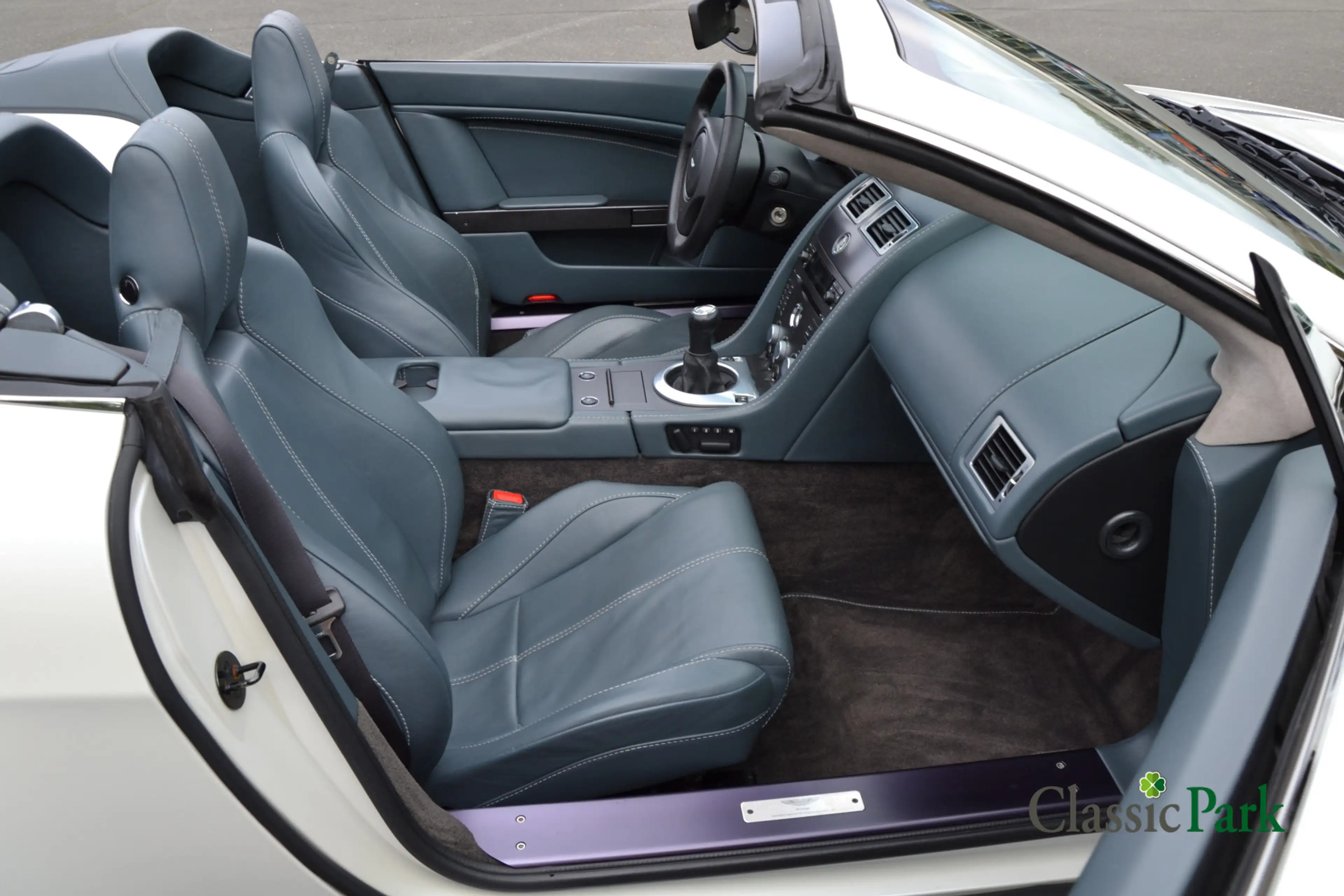 Aston Martin Vantage V8 Roadster — photo 11