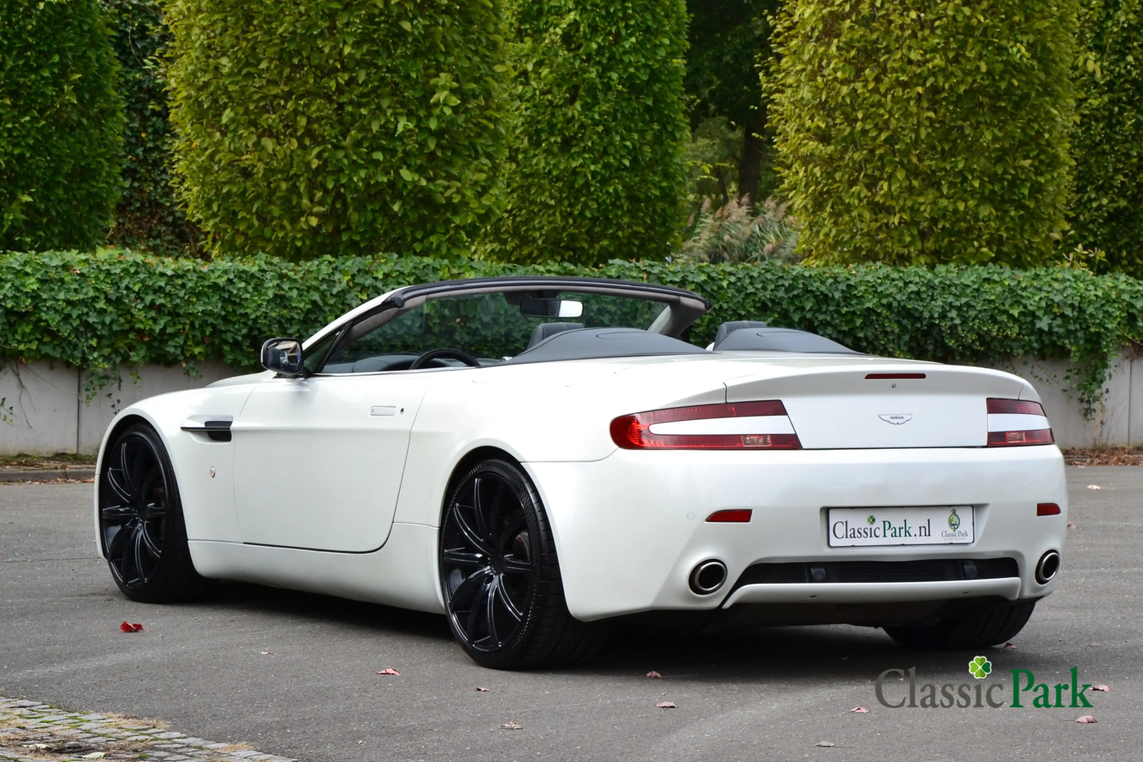 Aston Martin Vantage V8 Roadster — photo 3
