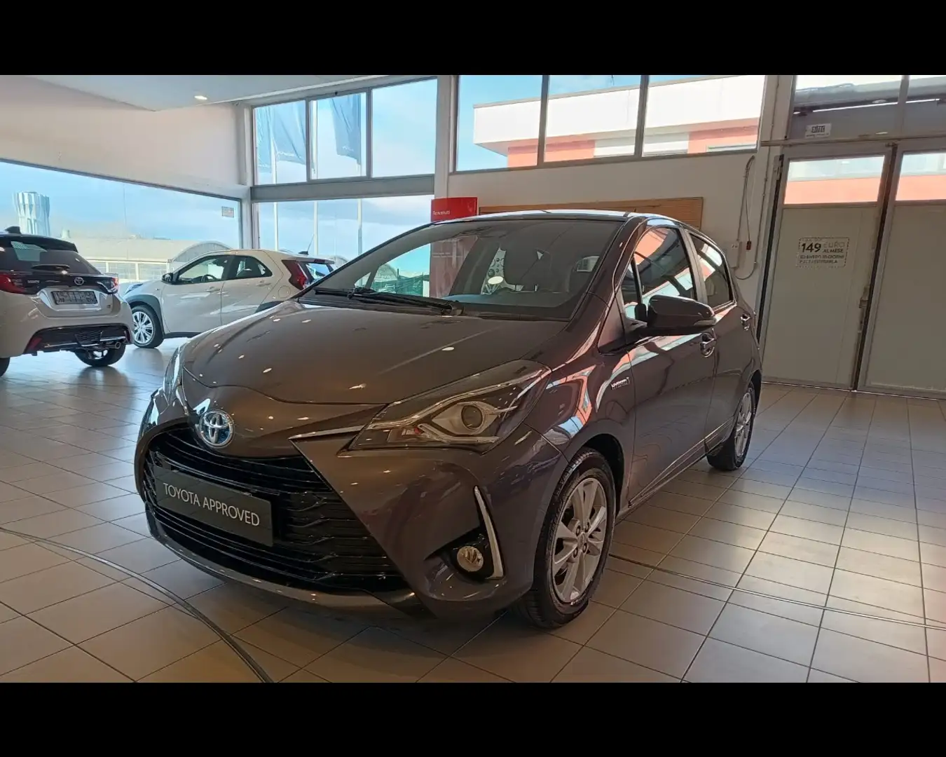 Toyota Yaris 1.5 Hybrid 5 porte Active Argento - 1