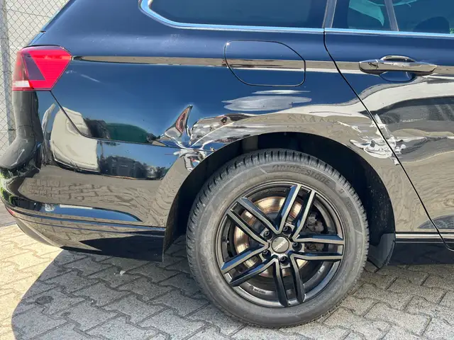 Volkswagen Passat view 5