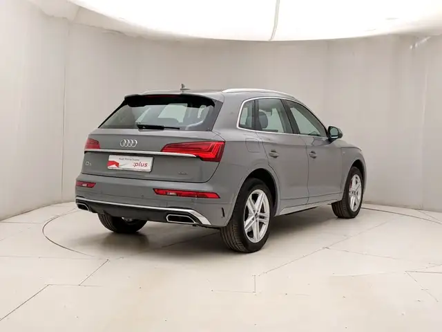 Audi Q5 view 4