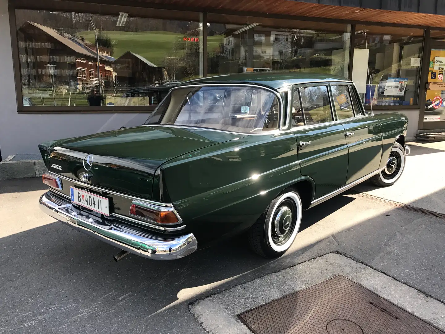 Mercedes-Benz 200 W110 kleine Heckflosse Green - 2