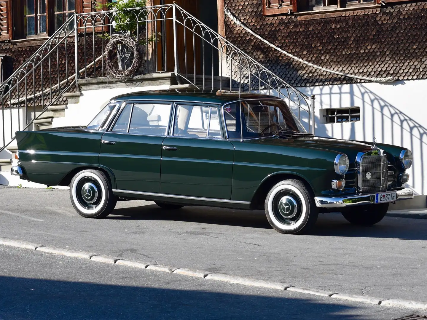 Mercedes-Benz 200 W110 kleine Heckflosse Green - 1