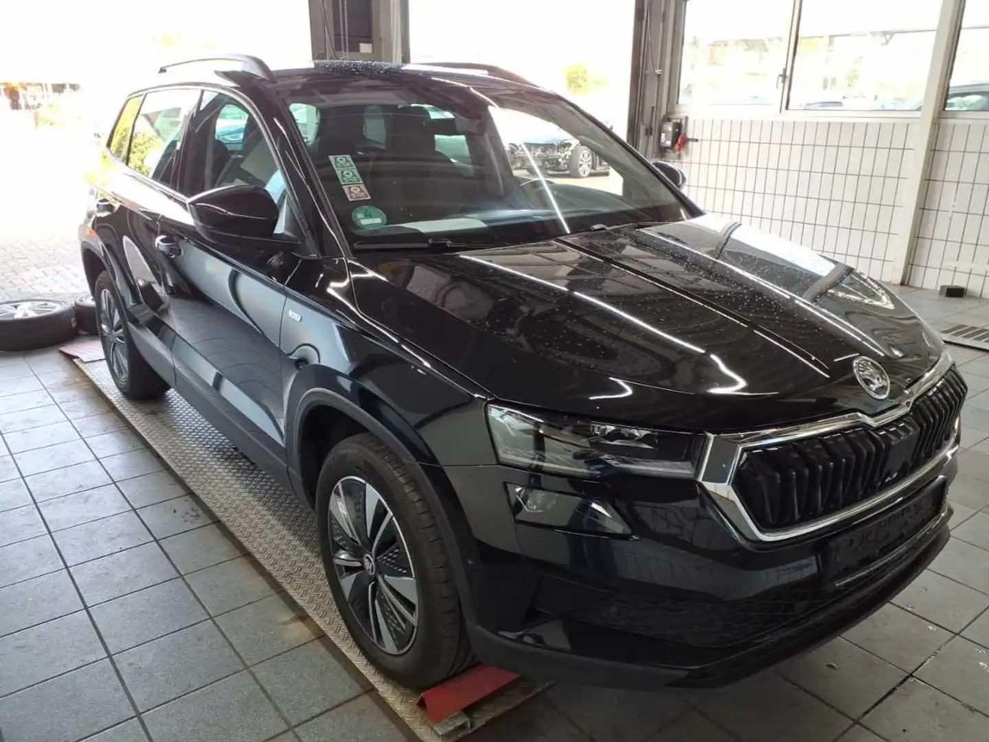 Skoda Karoq 1.5 TSI DSG Tour*NAVI*AHK*PARKEN PLUS*TRAV Schwarz - 2