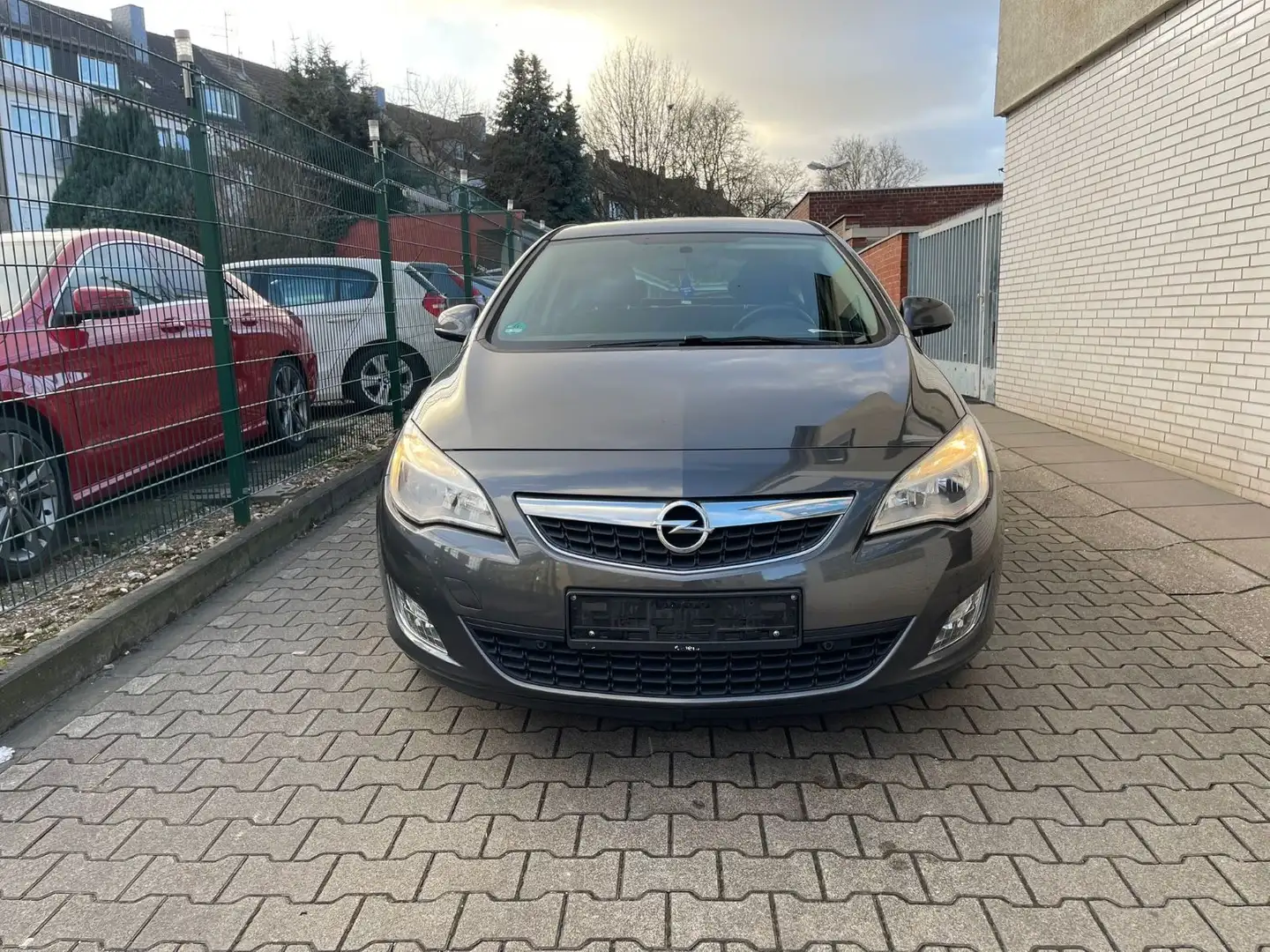 Opel Astra J Lim. 5-trg. Edition tüv bis 9-2025 Grau - 2