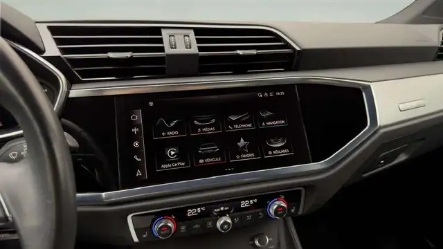 Audi Q3 view 16