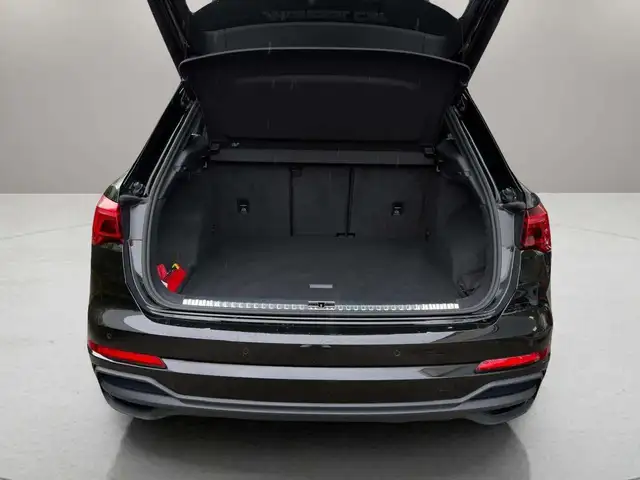 Audi Q3 view 8
