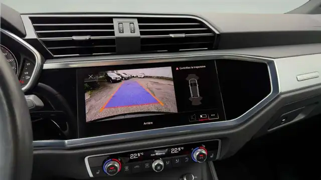 Audi Q3 view 18