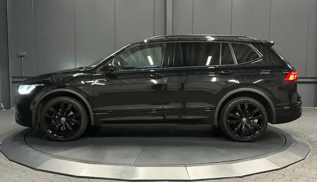 Volkswagen Tiguan Allspace view 2