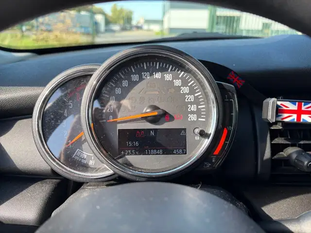 Mini Hatch view 14