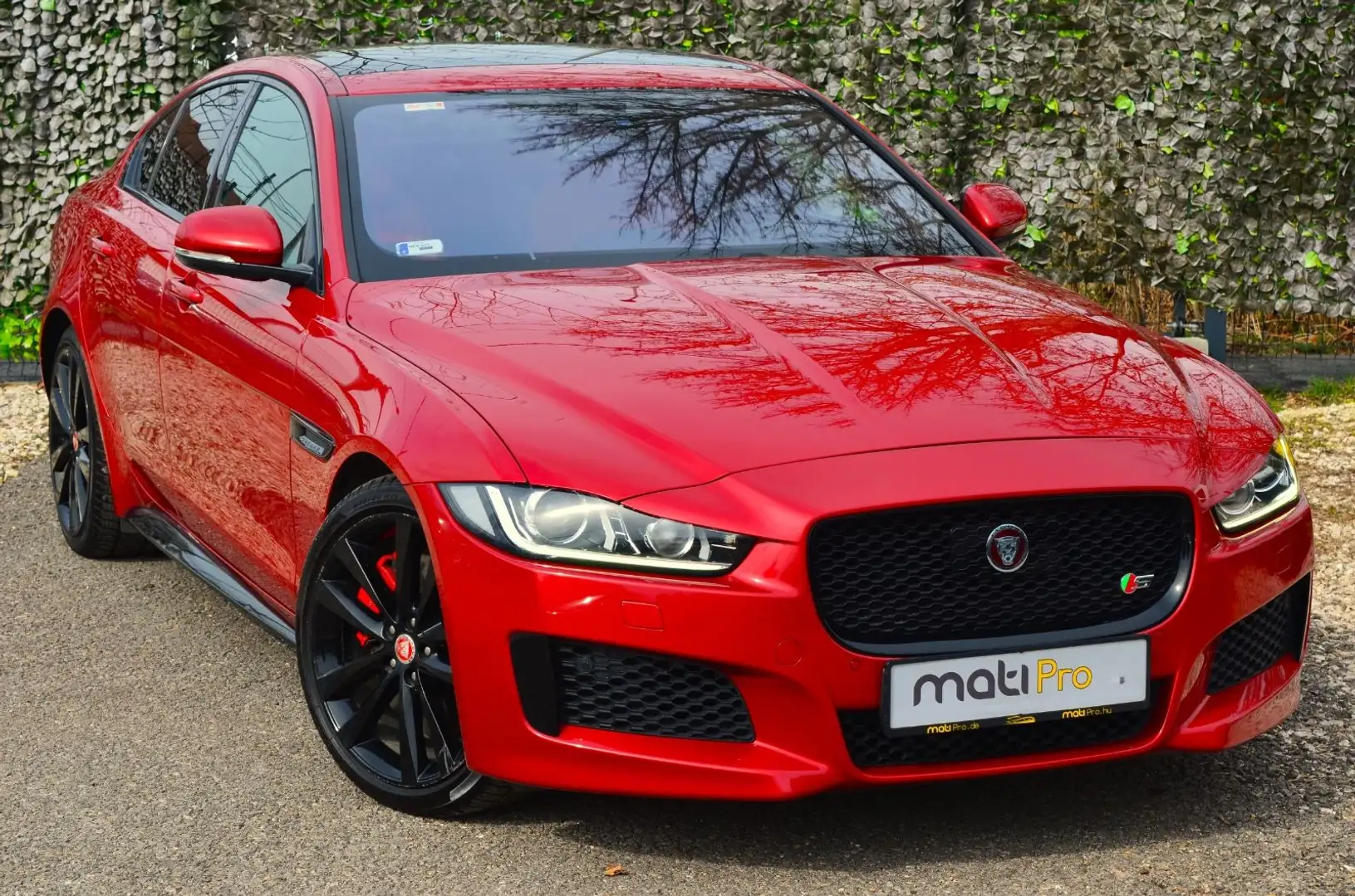 Jaguar XE R-Sport AWD Rot - 2