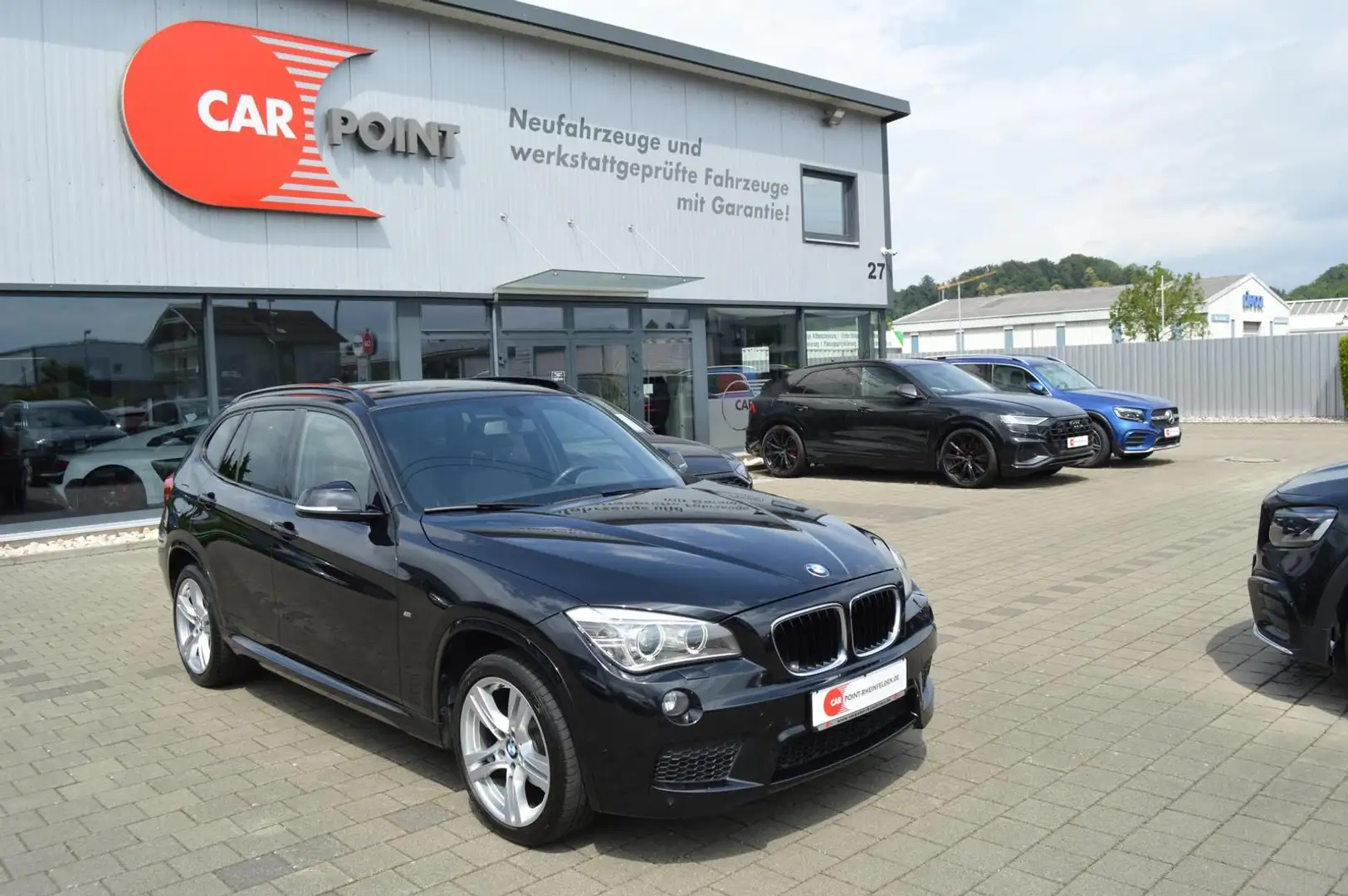 BMW X1 xDrive *Pano*Bi-Xenon*Klima*BT*AHK*M-Paket* Schwarz - 2
