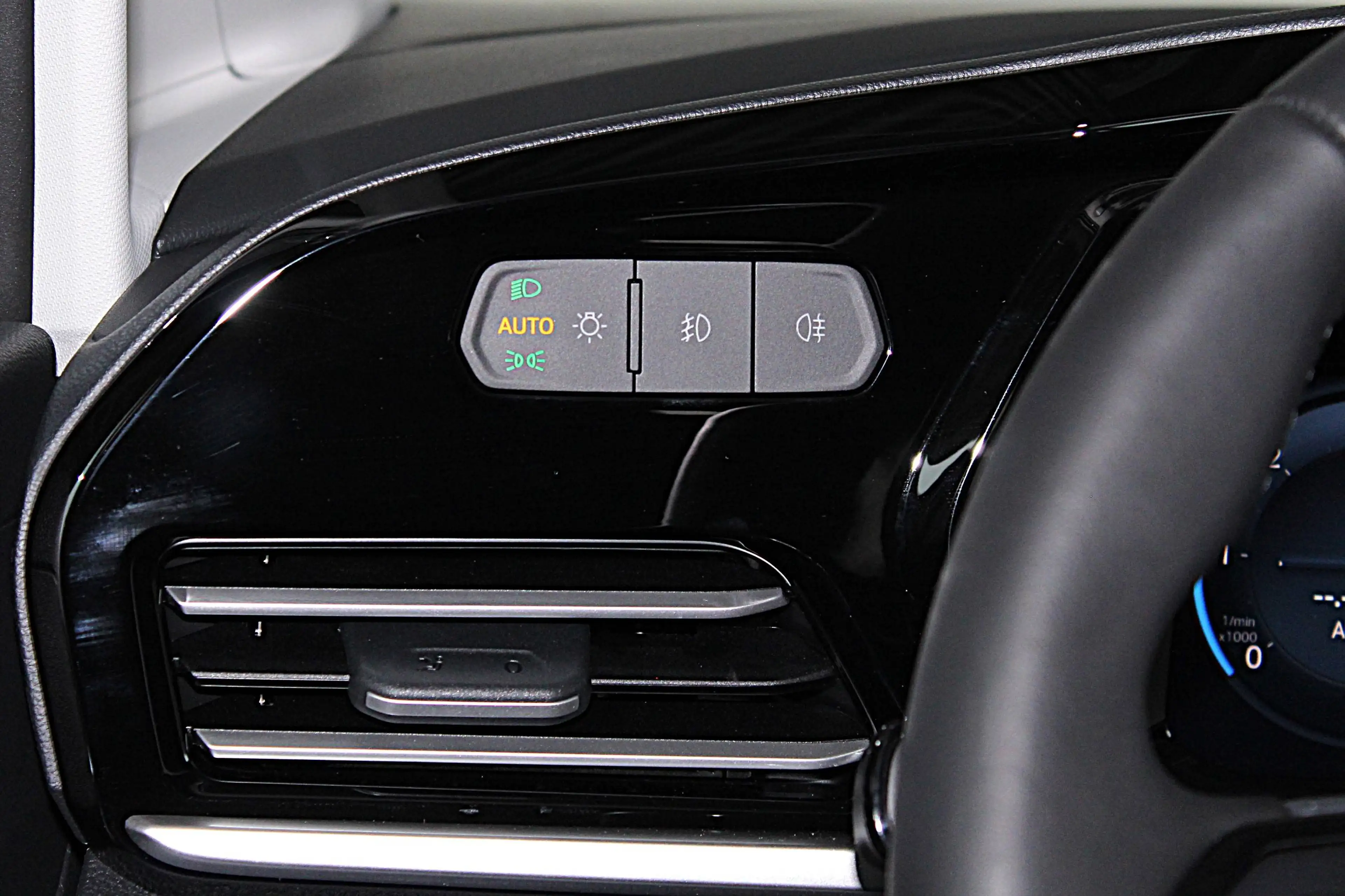 Ford Tourneo Connect Titanium LED,Navi,BT,WinPak,Kamera,PDC,KeyFree, — photo 8
