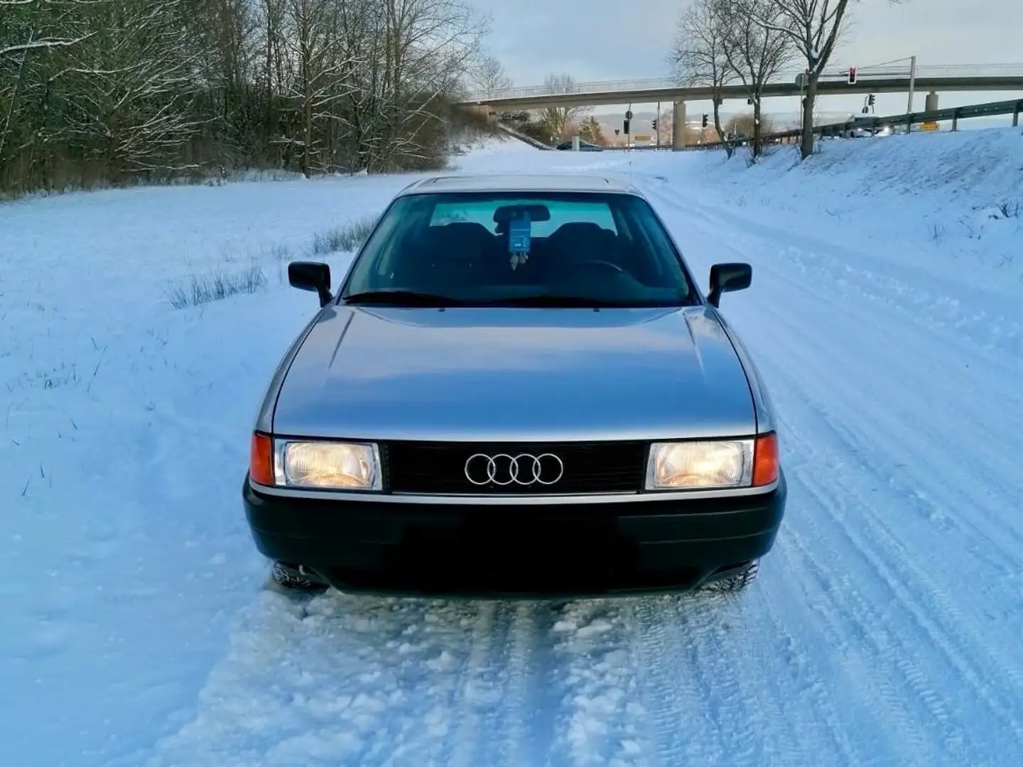 Audi 80 srebrna - 2