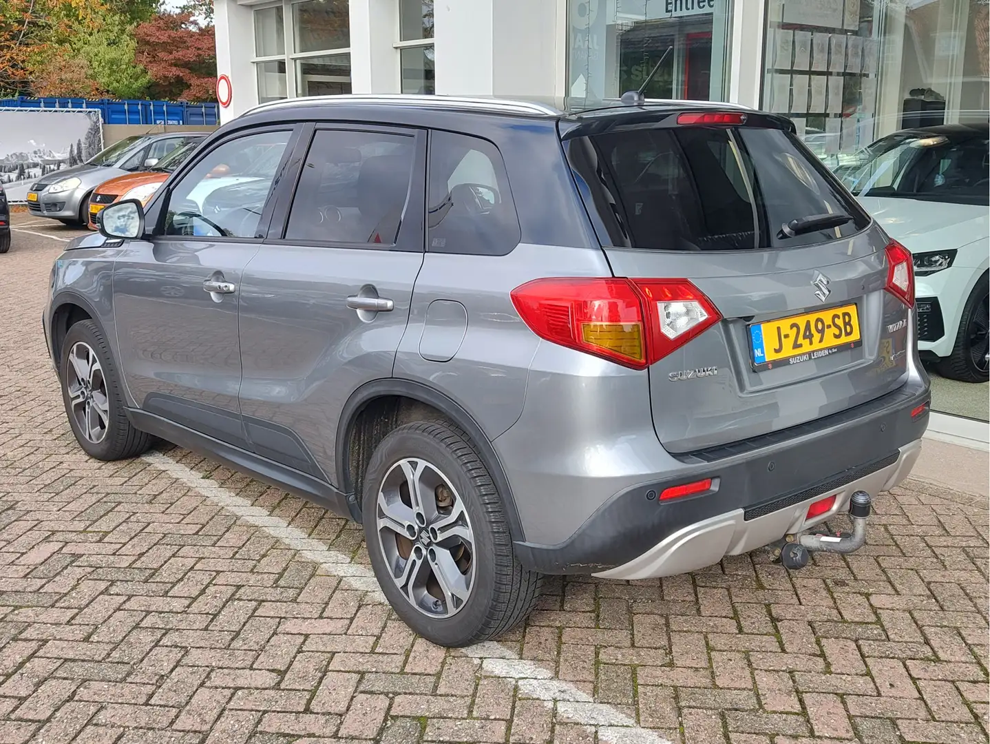 Suzuki Vitara 1.6 HIGH EXECUTIVE ALLGRIP Open dak | 4x4 | Trekha Grijs - 2