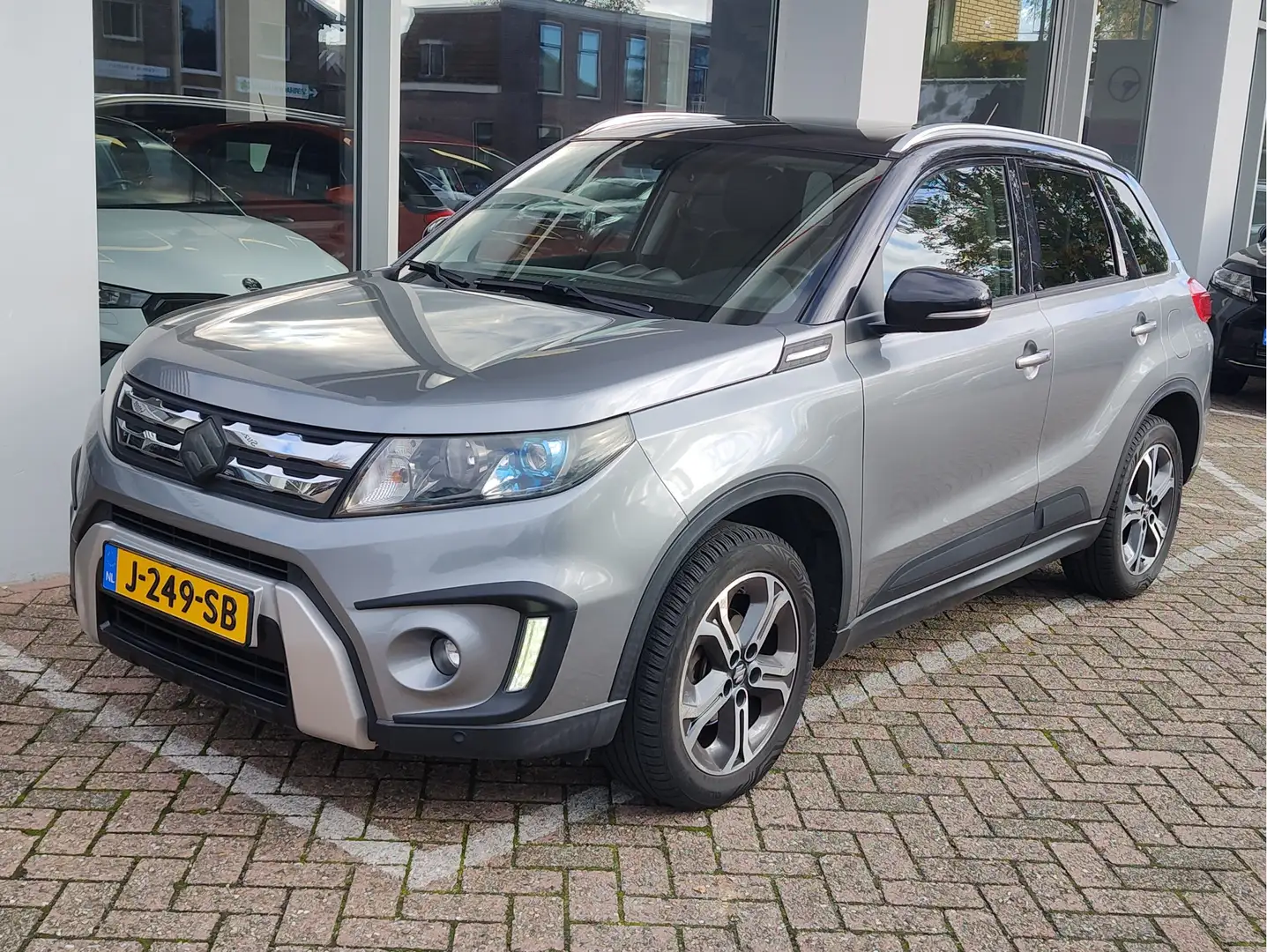 Suzuki Vitara 1.6 HIGH EXECUTIVE ALLGRIP Open dak | 4x4 | Trekha Grijs - 1