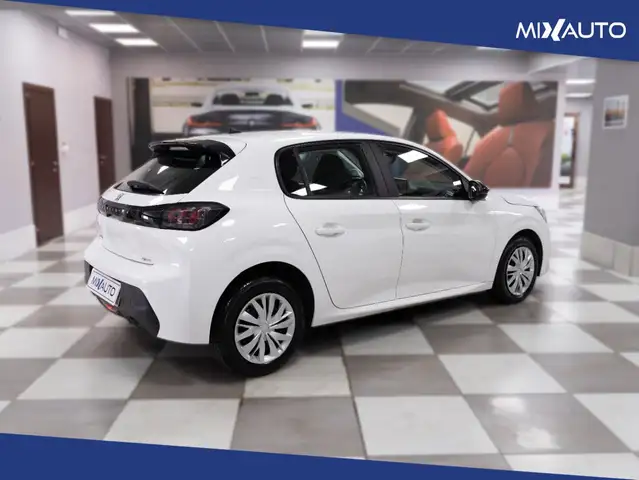Peugeot 208 view 5