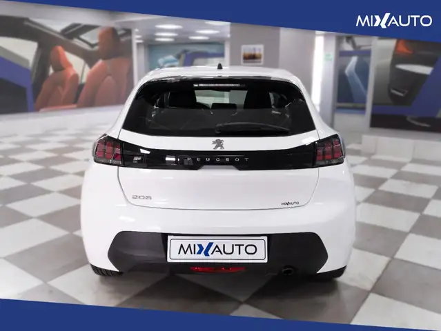 Peugeot 208 view 4