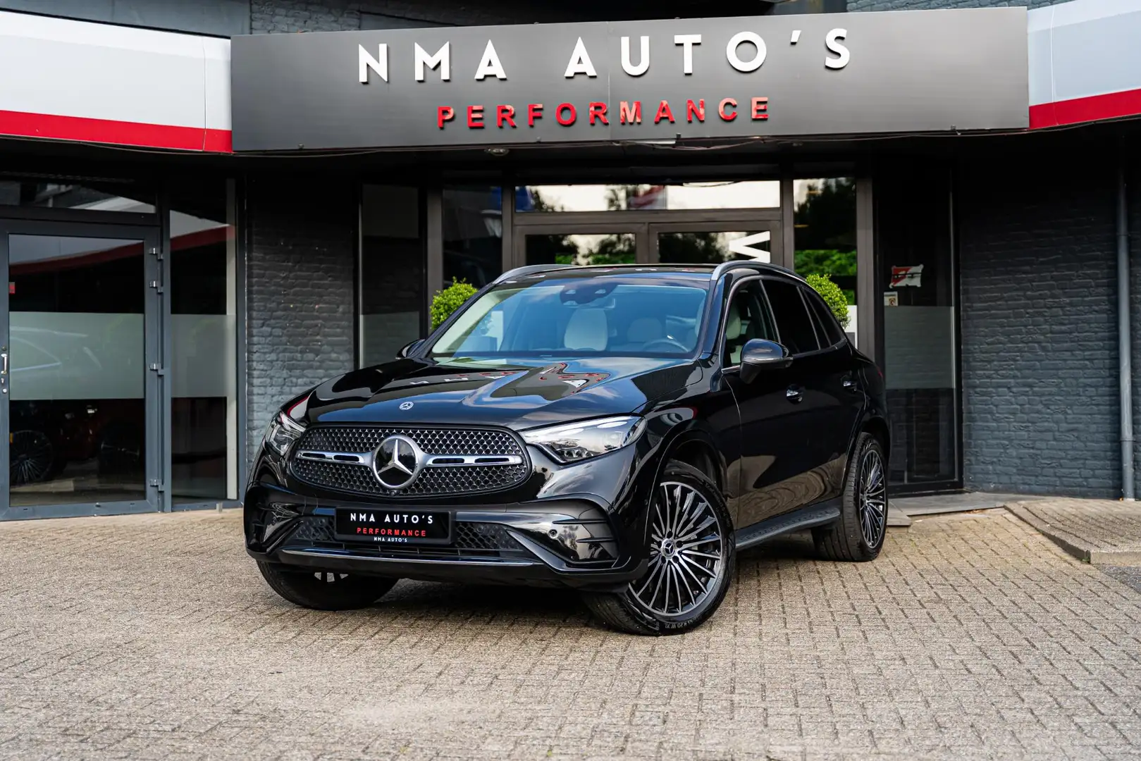Mercedes-Benz GLC 300 300e 4MATIC AMG Line | AIRMATIC |ACHTERASBESTURING Nero - 1