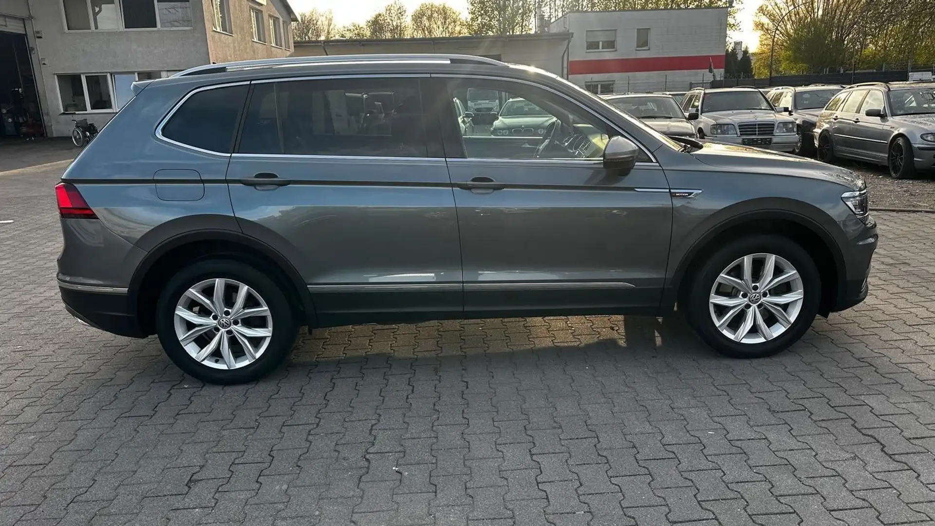 Volkswagen Tiguan Allspace Highline 4Motion Grau - 2
