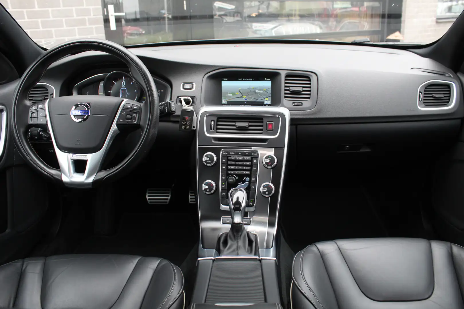Volvo V60 2.4 D6 Twin Engine R-Design / Schuifdak / Leer / N Grey - 2