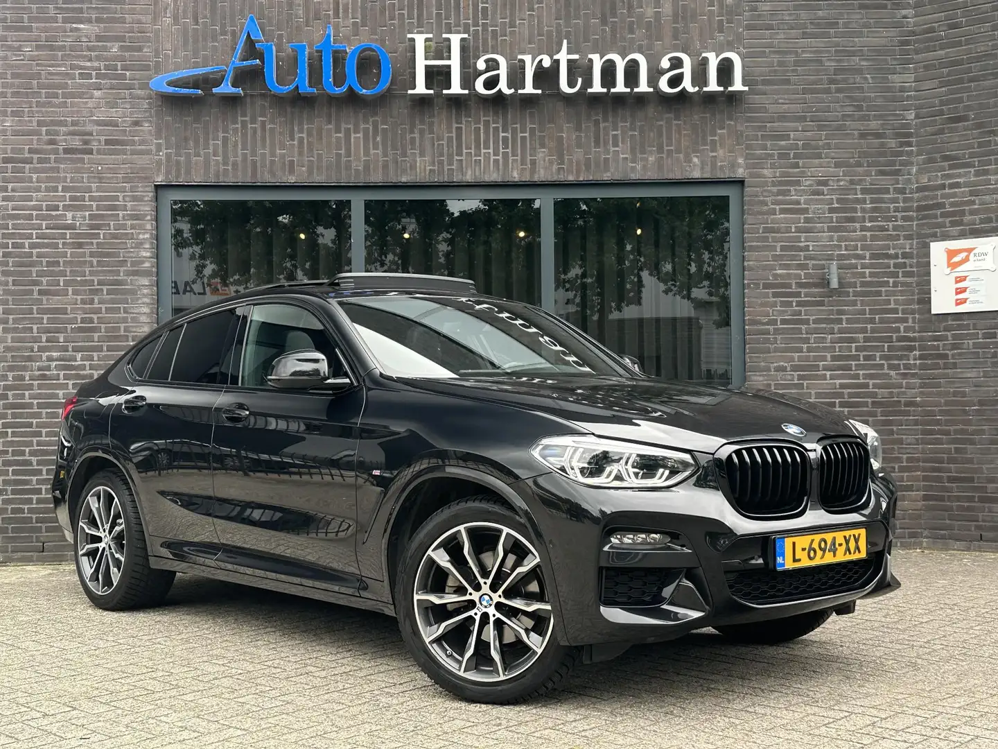 BMW X4 xDrive20i High Executive M-Sport PANO|HARMANKARDON Zwart - 1