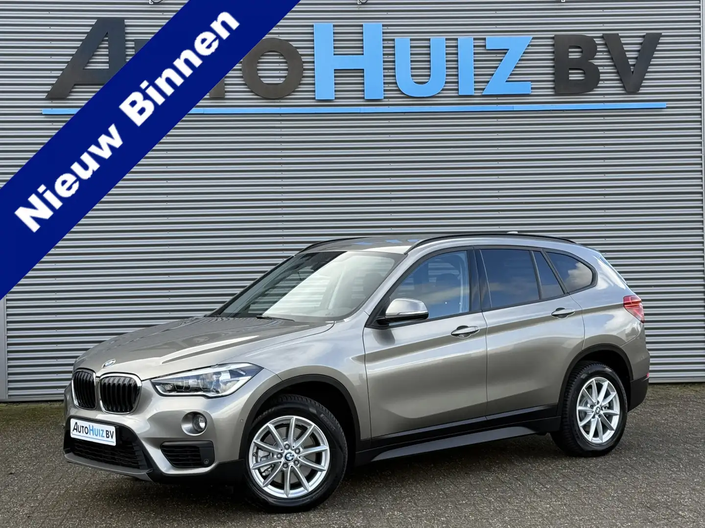 BMW X1 sDrive20i Executive LED DAB Trekhaak 4 Seizoenenba Grijs - 1