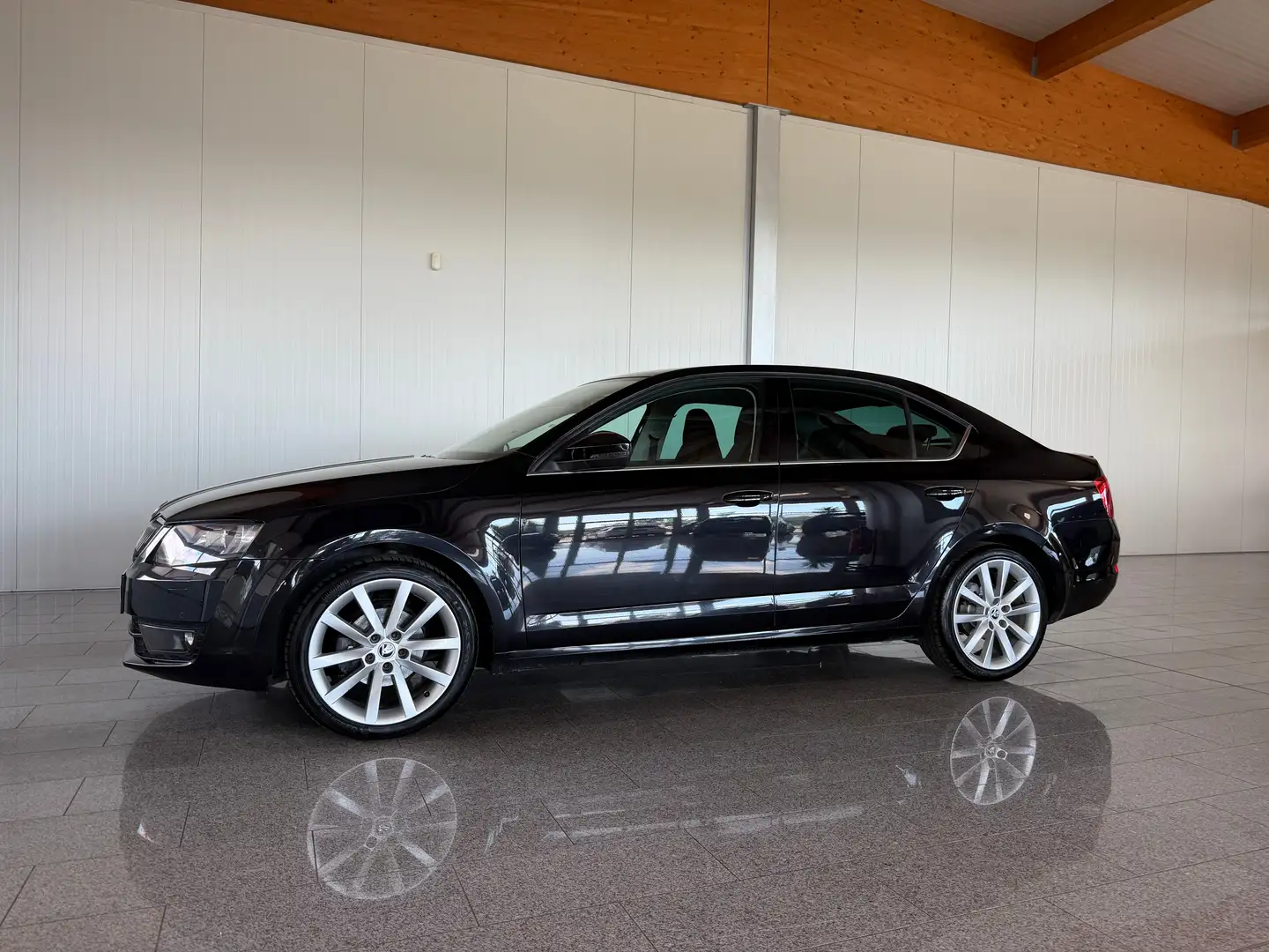 Skoda Octavia Elegance TDI Schwarz - 1