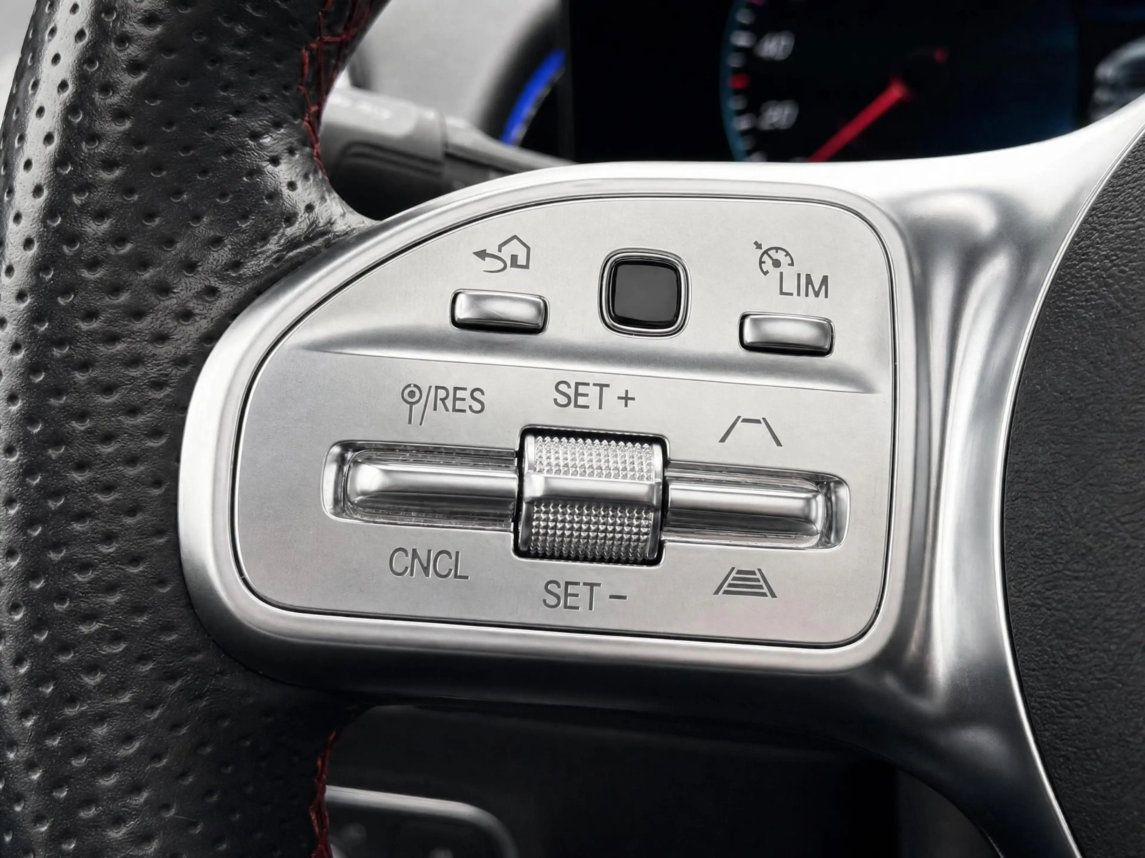 Mercedes-Benz EQB 350 4MATIC AMG Line 7p. 67 kWh | Head-Up Display | Pan — photo 15