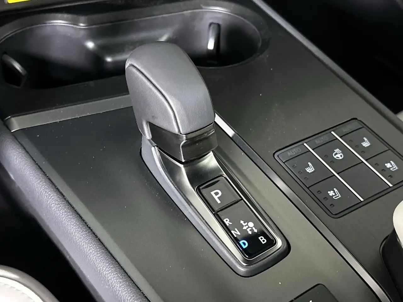 Lexus UX 300h снимка Lexus UX 300h