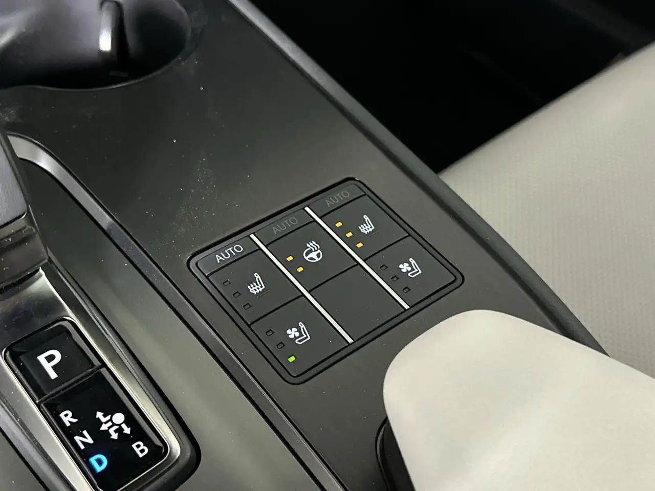 Lexus UX 300h снимка Lexus UX 300h