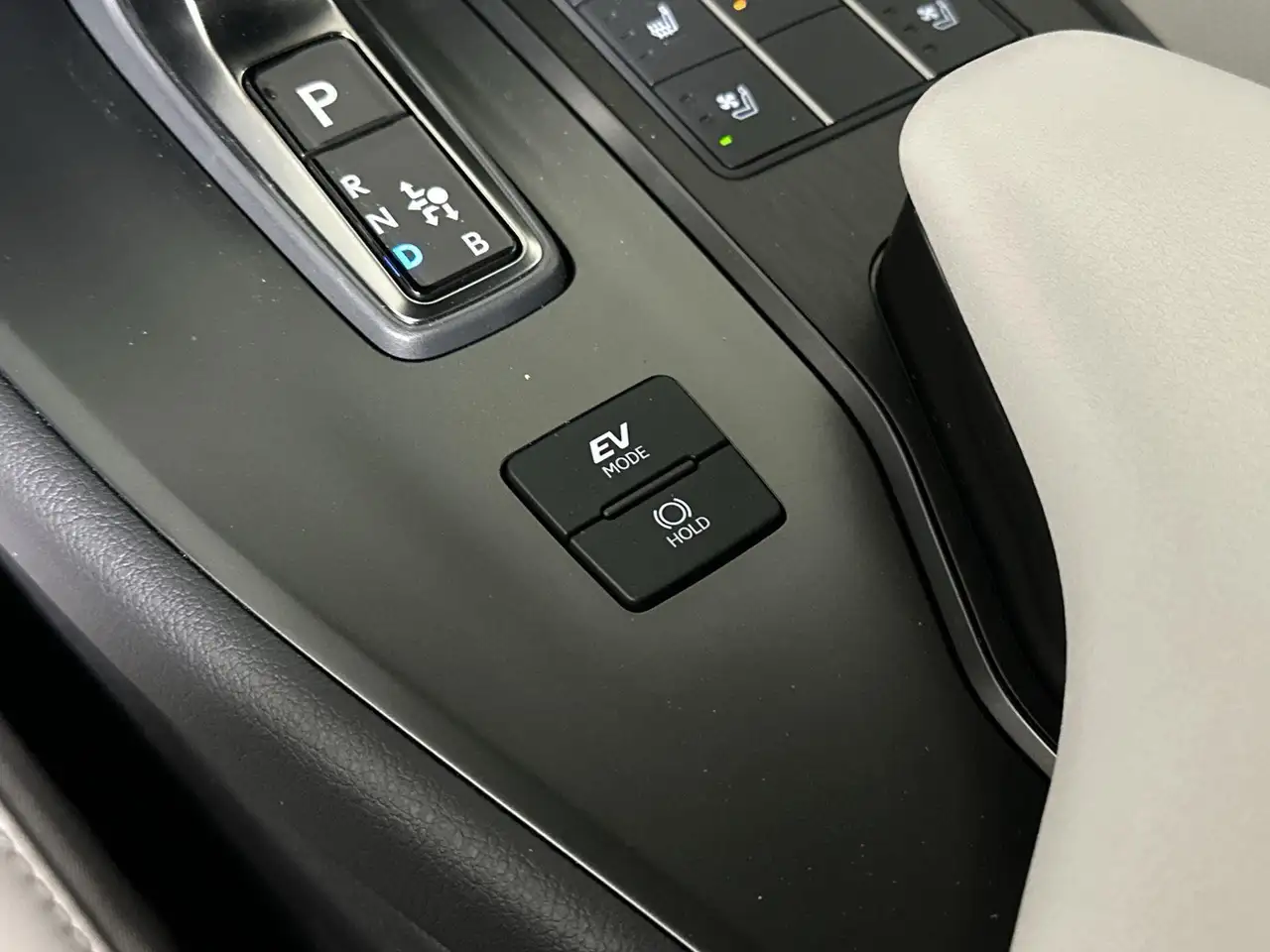 Lexus UX 300h снимка Lexus UX 300h