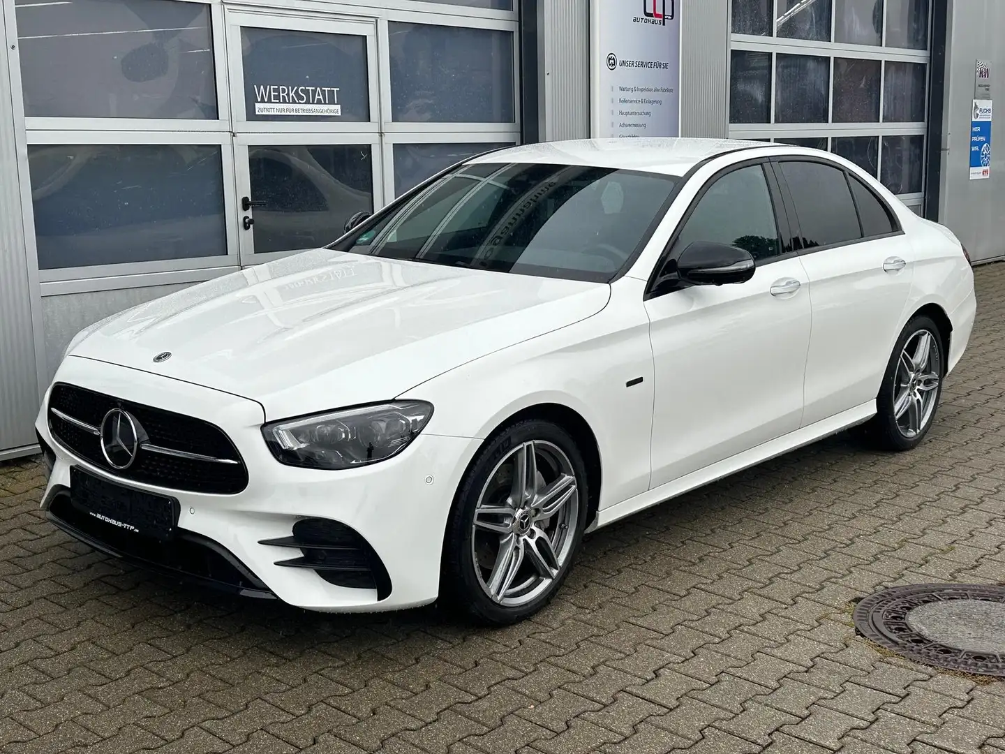 Mercedes-Benz E 220 d AMG Line Night 360° AHK Multibeam ACC Blanc - 1
