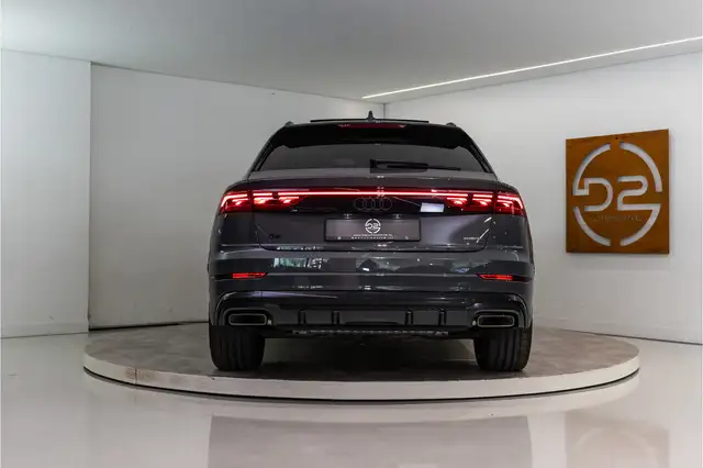 Audi Q8 view 4