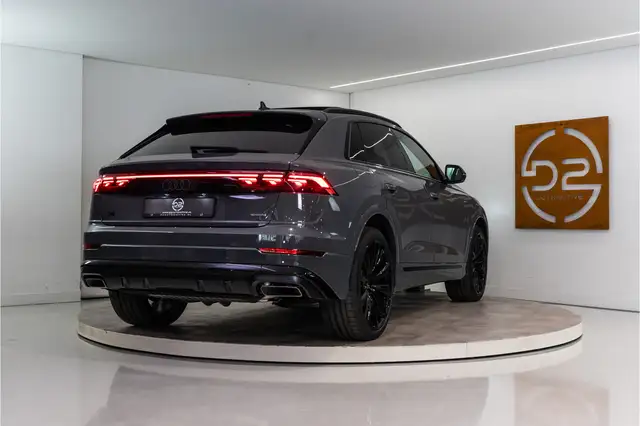 Audi Q8 view 5