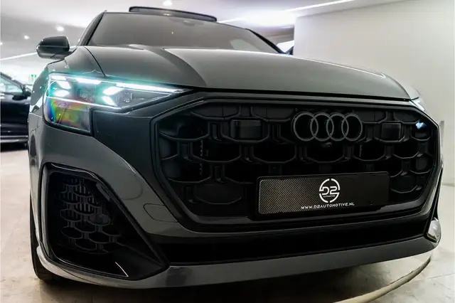 Audi Q8 view 10