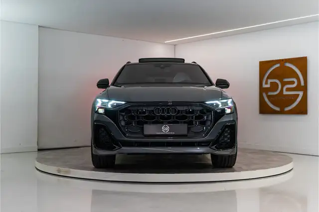 Audi Q8 view 8