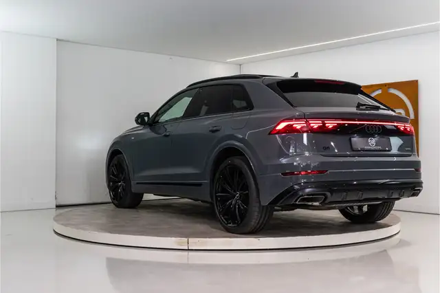 Audi Q8 view 3