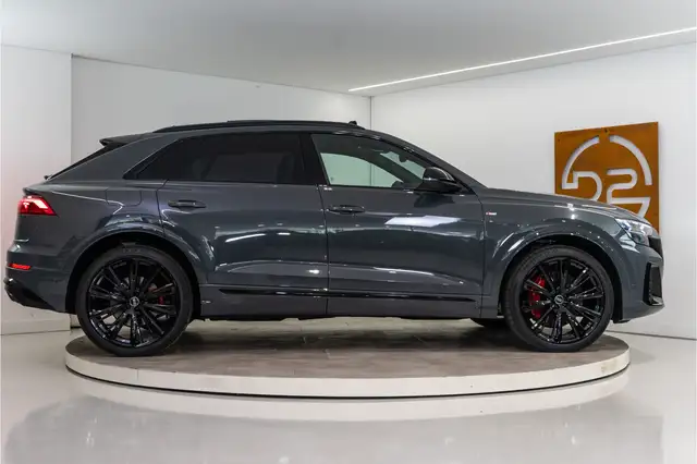 Audi Q8 view 6