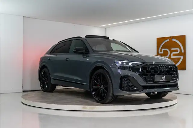 Audi Q8 view 7