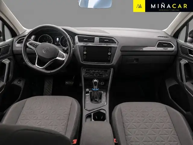 Volkswagen Tiguan view 3