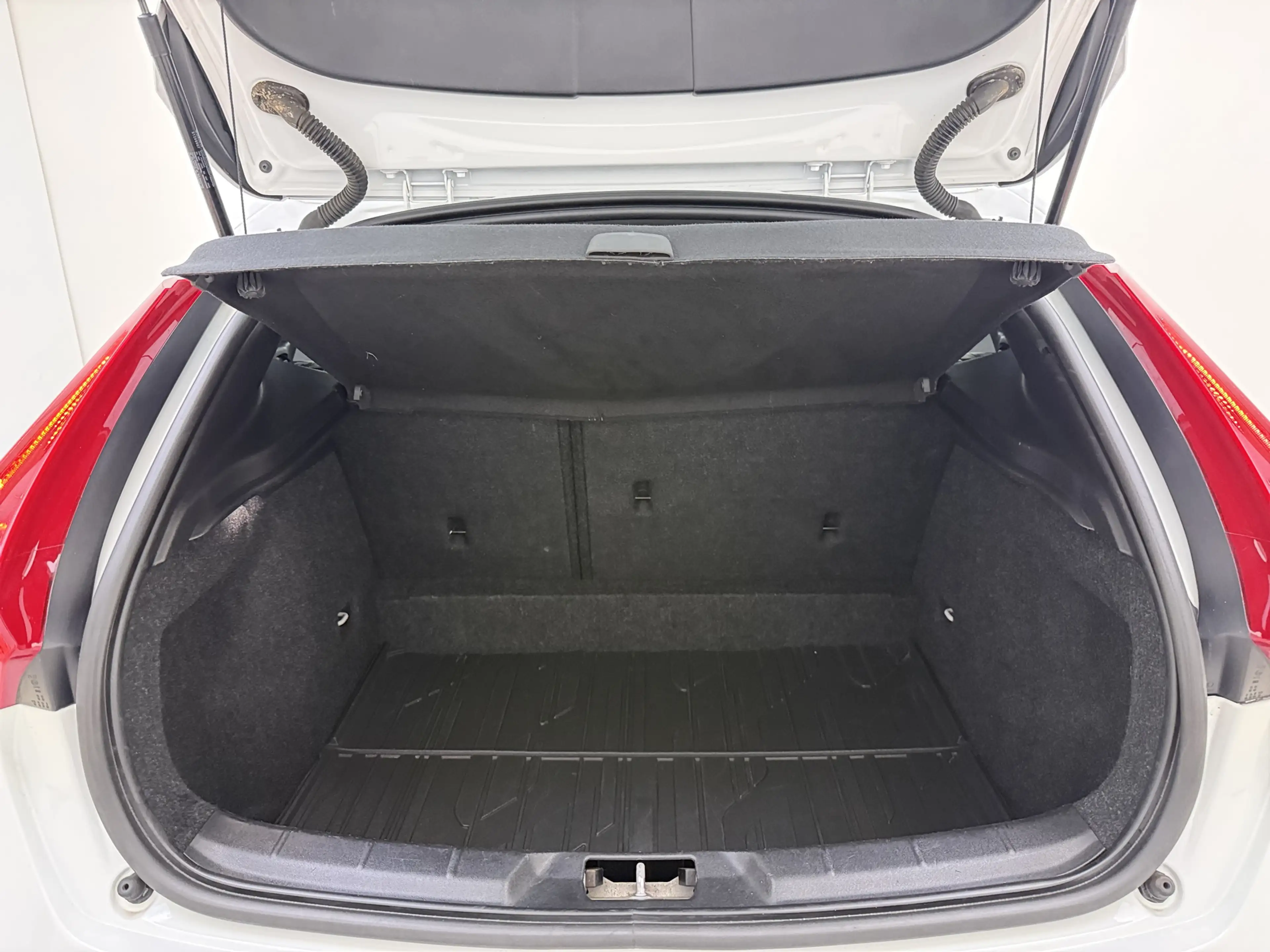 Volvo V40 T3 152PK Polar+ Sport / 18 inch velgen / H&K audio — photo 8