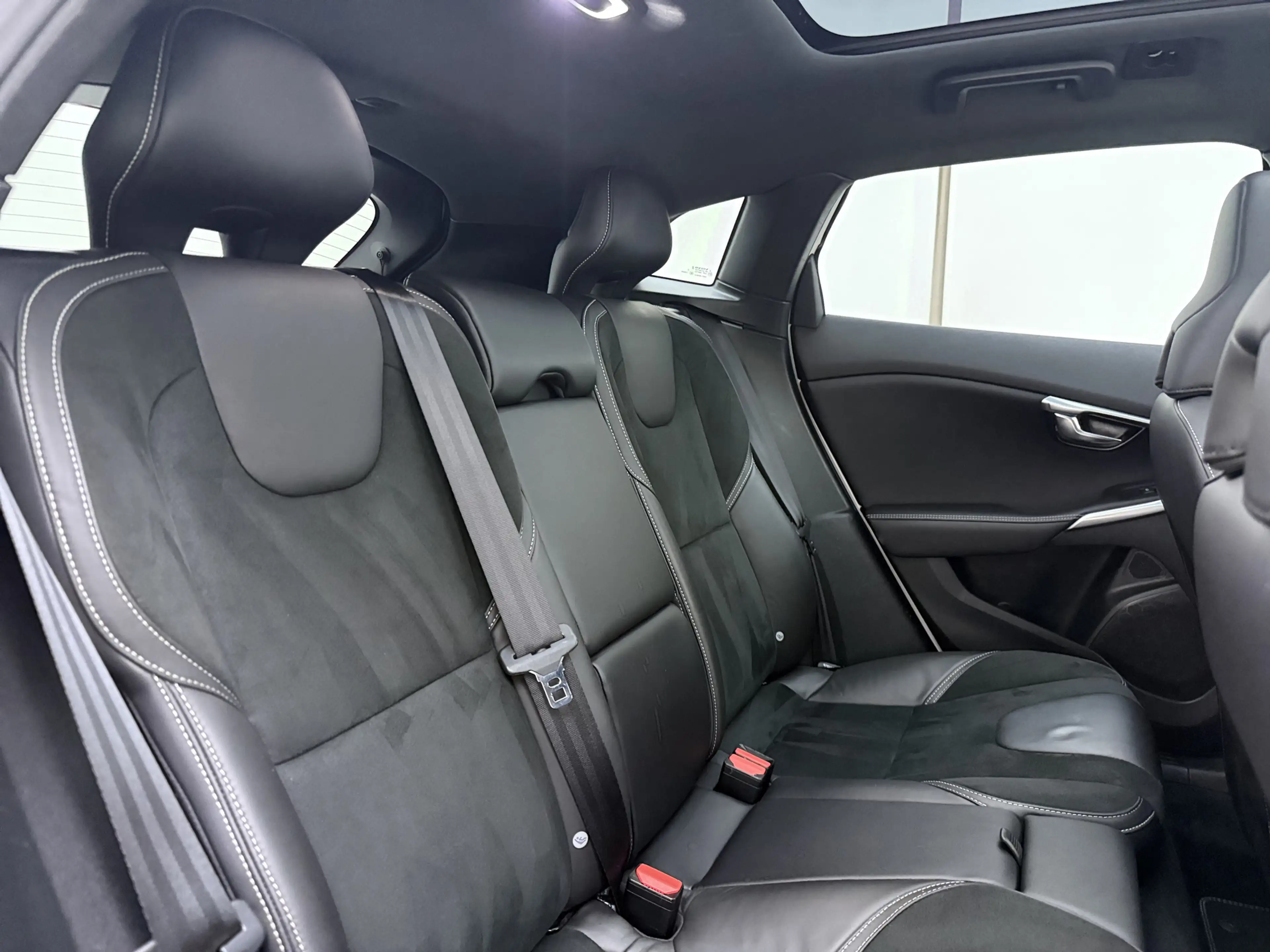 Volvo V40 T3 152PK Polar+ Sport / 18 inch velgen / H&K audio — photo 6